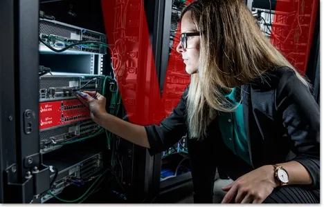 Profissional acessando Firebox em rack