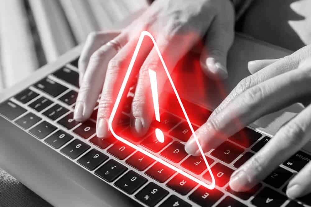 conceito-de-cuidado-sinal-de-neon-sobre-laptop-a-pessoa-trabalha-no-computador