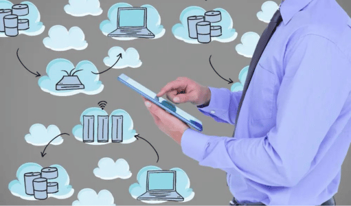 Foto grátis homem com um tablet e nuvens ícones fundo