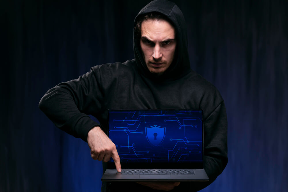 hacker de tiro médio segurando laptop